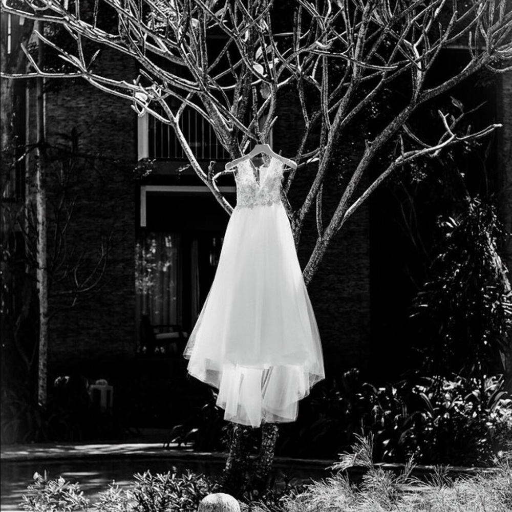 Beautiful LIAN CARLO wedding dress (used)